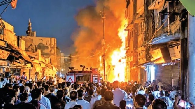 लखनऊ के गोला बाजार में भीषण आग, ई-स्कूटी शोरूम की 8 स्कूटी जलकर राख