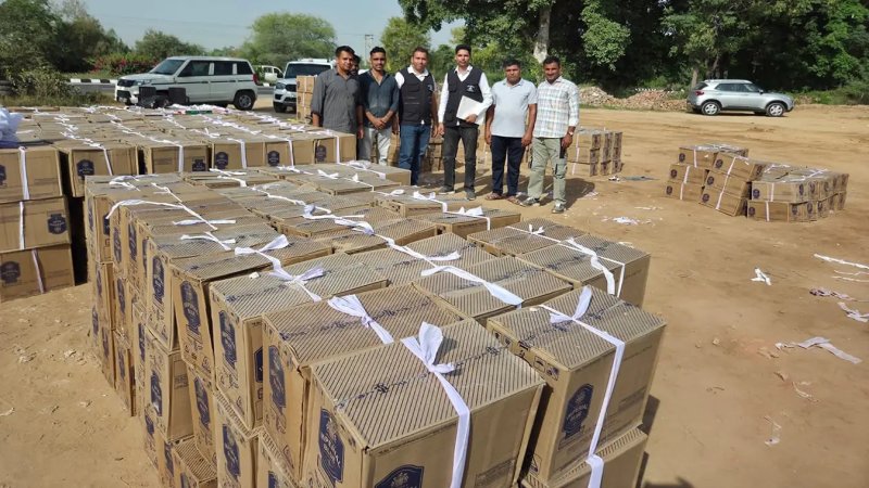 फतेहाबाद में ट्रक से शराब की 800 पेटियां बरामद, रुई की गांठों में छिपाकर ले जा रहे थे