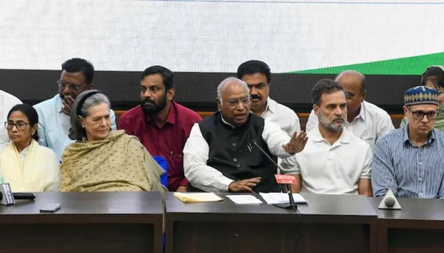 INDIA गठबंधन की बैठक में अचानक पहुंचीं सोनिया गांधी, बदलना पड़ा मंच का सीटिंग प्लान