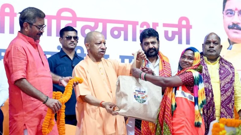 वाराणसी में सीएम योगी ने सफाई कर्मियों को किया सम्मानित, स्वच्छता के लिए जनभागीदारी पर दिया जोर