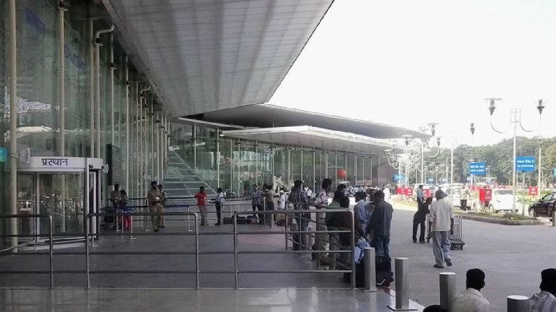 लखनऊ एयरपोर्ट पर कमर्शियल वाहनों की पार्किंग महंगी, नई दरें लागू; जानें कितना लगेगा शुल्क
