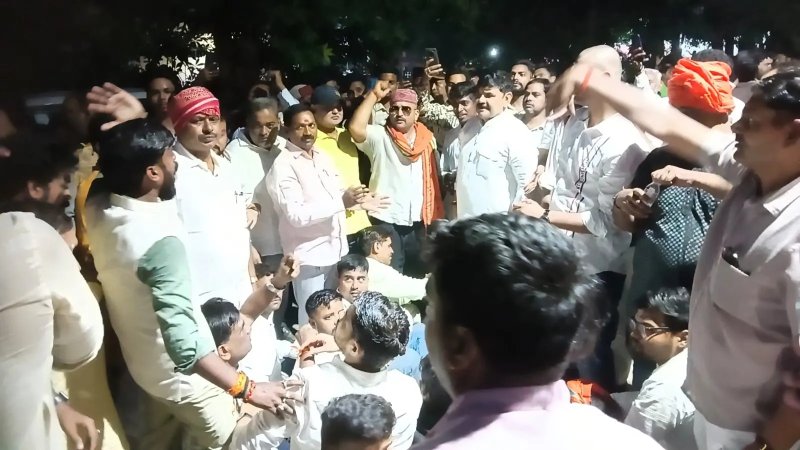 वाराणसी में मतगणना स्थल के बाहर भाजपा का हंगामा, पर्यवेक्षक को हटाने की मांग