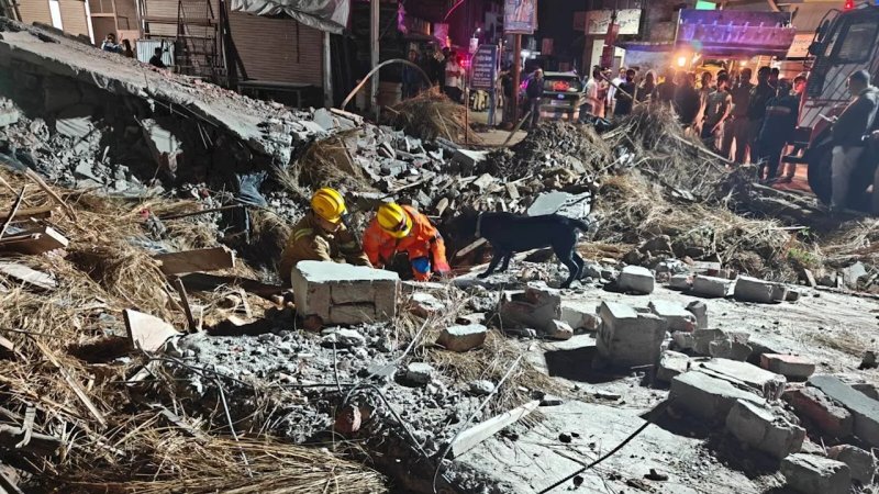 बुलंदशहर में दो मंजिला कच्चा मकान ढहा, मलबे में दबकर चाचा-भतीजे की मौत