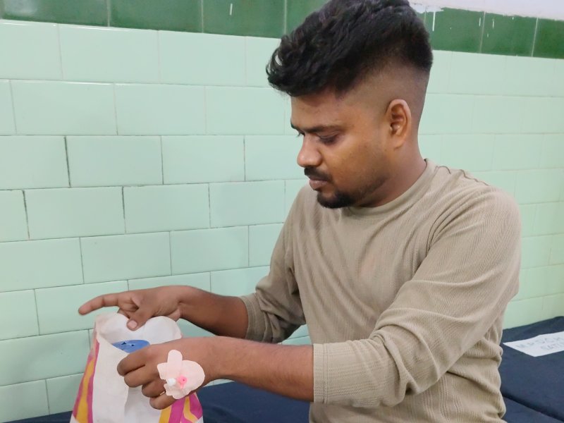 बरेली में सफाई के दौरान युवक को सांप ने डसा, डिब्बे में बंद कर अस्पताल पहुंचा