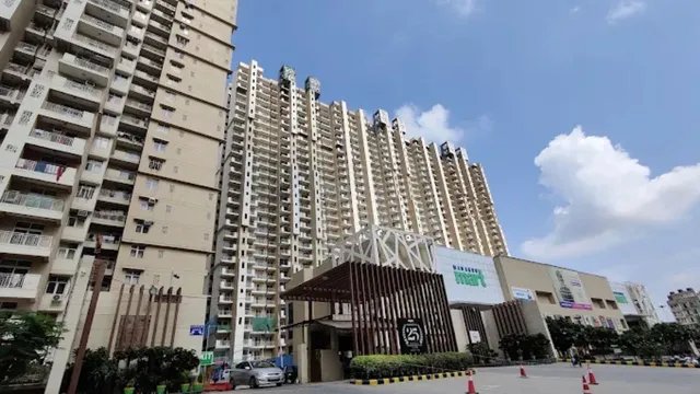 ग्रेटर नोएडा: 23वीं मंजिल से गिरकर पिता-पुत्र की मौत, बेटे को बचाने में गई पिता की जान