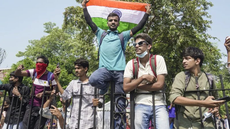 दिल्ली के कनॉट प्लेस में पुलिस के समर्थन में उतरे युवा, CJP के खिलाफ लगाए नारे