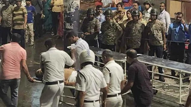 कोलकाता: दुर्गा पूजा पंडाल में भगदड़, 18 लोगों की मौत की खबर; दर्जनों घायल