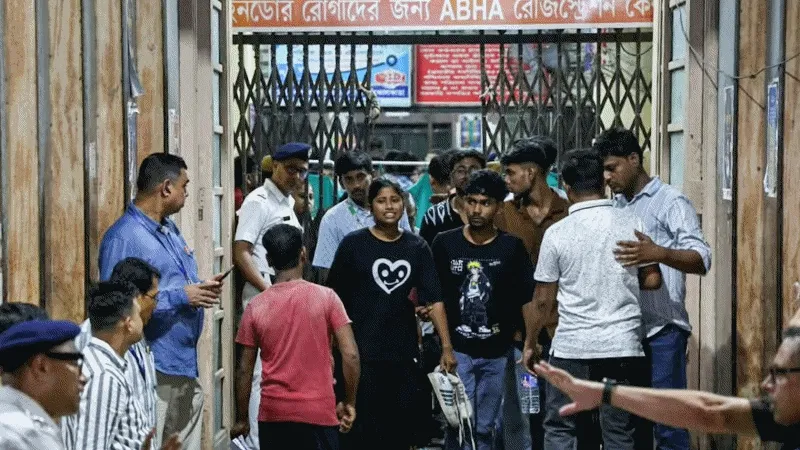 कोलकाता दुर्गा पूजा भगदड़ मामले में समिति का कोषाध्यक्ष गिरफ्तार, 19 लोगों की हुई थी मौत