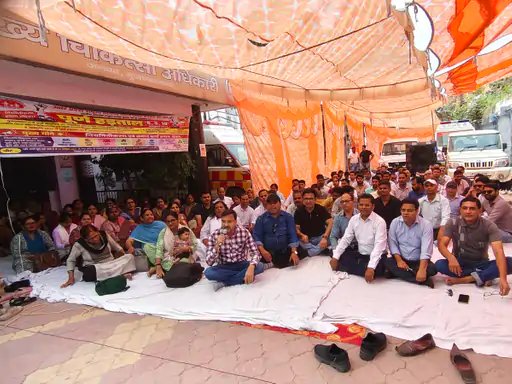 मुजफ्फरनगर में NHM संविदाकर्मियों का प्रदर्शन जारी, 12 अक्टूबर को लखनऊ जाएंगे कर्मचारी