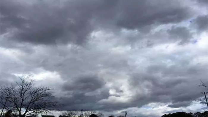 यूपी में मौसम का मिजाज बदला, लखनऊ में काले बादल छाए; बारिश के आसार