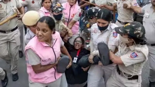 सुप्रीम कोर्ट की हिदायत के बाद भी नहीं थमी कार्रवाई, दूसरे दिन सैकड़ों प्रदर्शनकारी हिरासत में