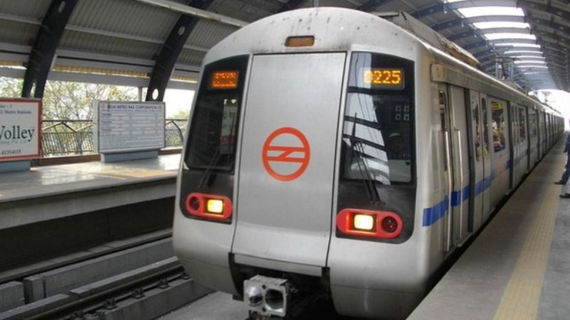 दिल्ली मेट्रो में सीट को लेकर विवाद, 48 वर्षीय व्यक्ति की मौत; पिता-पुत्र गिरफ्तार