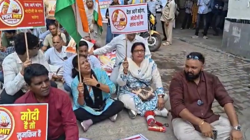 पीएम मोदी और पुलिसकर्मियों के समर्थन में जनपथ पर उतरी ‘हिट जनता पार्टी’, जनपथ पर किया प्रदर्शन