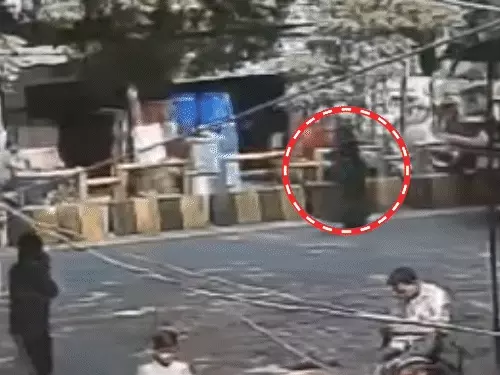 मुजफ्फरनगर में तेज रफ्तार डंपर ने महिला को कुचला, ताऊ के अंतिम संस्कार में जा रही थीं