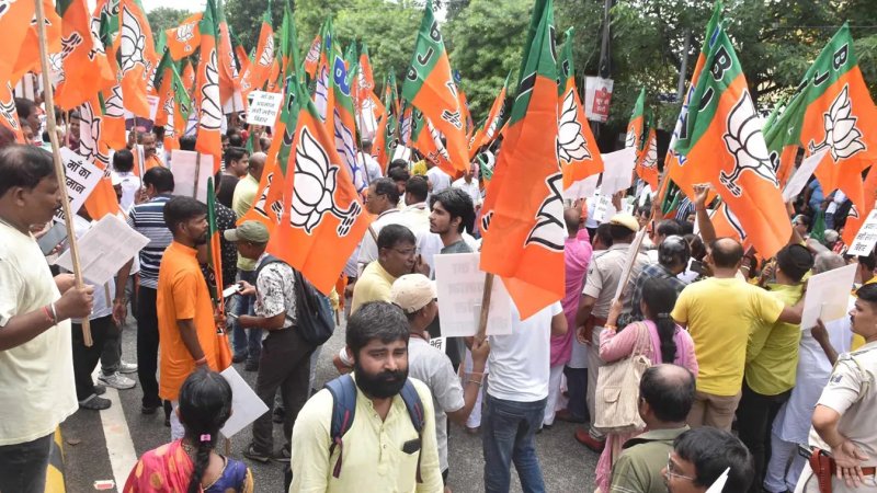 पटना में भाजपा की ‘लोकतंत्र बचाओ, अराजकता हटाओ’ पदयात्रा, सम्राट चौधरी हुए शामिल