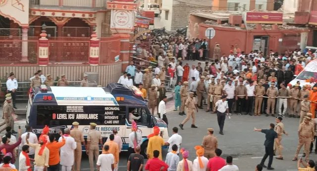 'पहले मानवता, फिर परंपरा', एंबुलेंस के लिए सीएम योगी ने रुकवाई शोभायात्रा