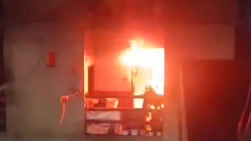 नोएडा में एमिटी यूनिवर्सिटी के बाहर सिलिंडर ब्लास्ट, कई दुकानों में लगी आग