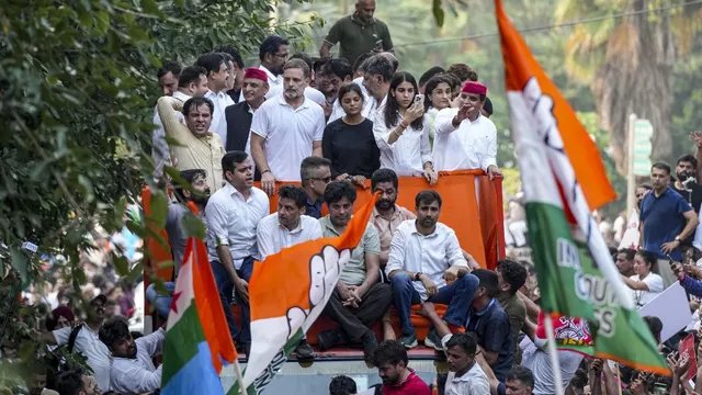 SIR के खिलाफ सुप्रीम कोर्ट पहुंचा INDIA गठबंधन, राहुल गांधी-खरगे समेत विपक्ष ने रखीं 10 मांगें