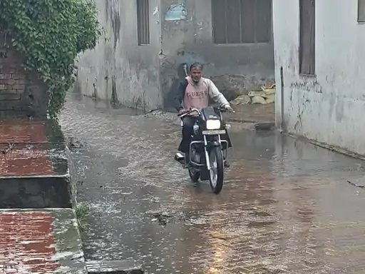 करवाचौथ पर मुजफ्फरनगर में बदला मौसम, सुबह झमाझम बारिश से बढ़ी ठंडक