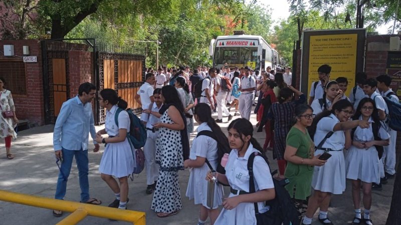 नोएडा में करीब एक दर्जन स्कूलों को बम से उड़ाने की धमकी, मचा हड़कंप
