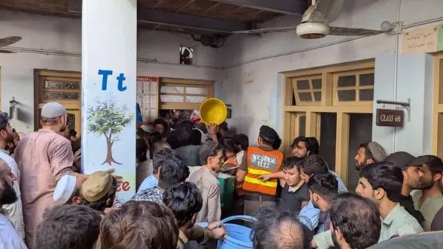 पाकिस्तान के पेशावर में स्कूल की छत गिरी, 17 छात्रों और एक शिक्षिका की मौत