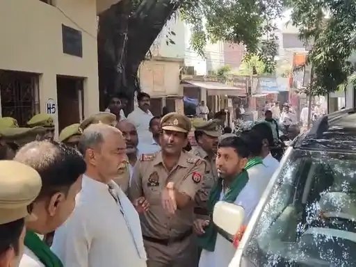 रोहन राठी हत्याकांड में निष्पक्ष जांच की मांग, एसएसपी कार्यालय पहुंचे भाकियू और ग्रामीण