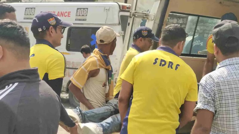 देहरादून में 50 मीटर गहरी खाई में गिरी कार, तीन लोग घायल; SDRF ने किया रेस्क्यू