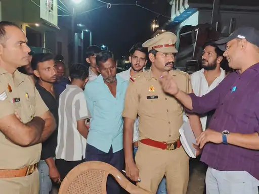 मुजफ्फरनगर के जनकपुरी में प्लॉट खरीद को लेकर हंगामा, धरने पर बैठे बजरंग दल के पदाधिकारी