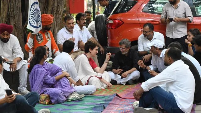 आकाशवाणी भवन में धरना देने पर राहुल गांधी-प्रियंका गांधी समेत कई सांसदों पर FIR