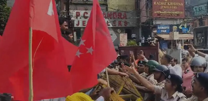 पटना में मतदाता सूची विवाद पर प्रदर्शन, पुलिस बैरिकेडिंग तोड़कर डाकबंगला पहुंचे प्रदर्शनकारी