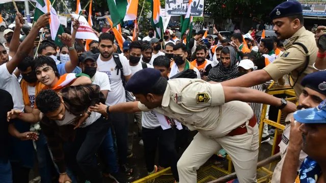 पटना में दरोगा भर्ती परीक्षा रद्द होने पर बवाल, अभ्यर्थियों ने तोड़ी बैरिकेडिंग