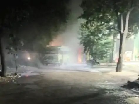 मुजफ्फरनगर के ट्रांसपोर्ट नगर में खड़ी बस से CNG लीक, मचा हड़कंप