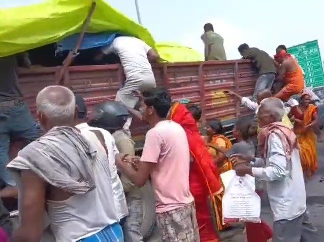अररिया में शराब लदा ट्रक दुर्घटनाग्रस्त, बोतलें लूटने के लिए उमड़ी भीड़