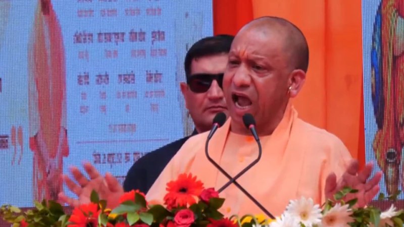 कानपुर में सपा पर बरसे योगी आदित्यनाथ, बोले- गरीबों को अपमानित करना पार्टी की नीति