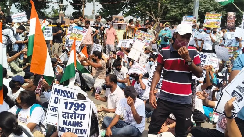 दरोगा भर्ती की मेंस परीक्षा रद्द होने पर पटना में प्रदर्शन, अभ्यर्थियों ने तोड़ी बैरिकेडिंग