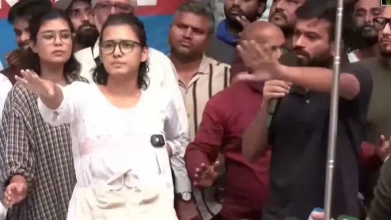 'बंद करो, दफा हो जाओ': अभिजीत दिपके और नेहा वोरा की प्रेस कॉन्फ्रेंस में हंगामा