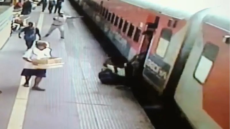 दिल्ली: चलती ट्रेन और प्लेटफॉर्म के बीच फंसा यात्री, RPF कांस्टेबल ने खींचकर बचाया