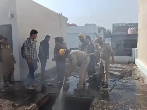 मुजफ्फरनगर में कारोबारी के बंद मकान में लगी आग, लाखों का सामान जलकर राख