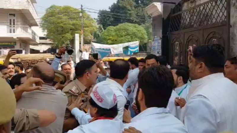 मुजफ्फरनगर में MLC चुनाव के दौरान भाजपा-सपा नेताओं में धक्का-मुक्की, डीएम मौके पर पहुंचे