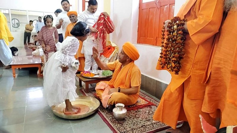 गोरखनाथ मंदिर में CM योगी ने किया कन्या पूजन, बच्चियों के पांव पखारकर लिया आशीर्वाद