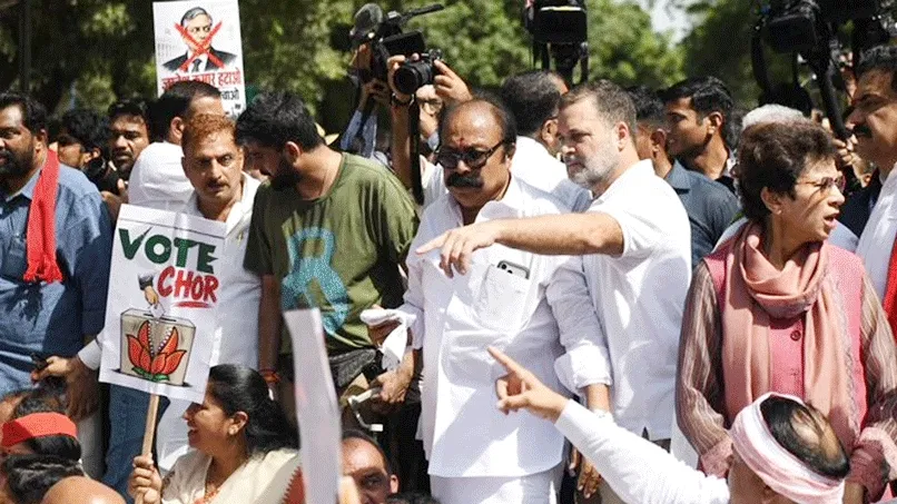 SIR के खिलाफ विपक्ष का प्रदर्शन, राहुल गांधी समेत कई सांसद धरने पर बैठे
