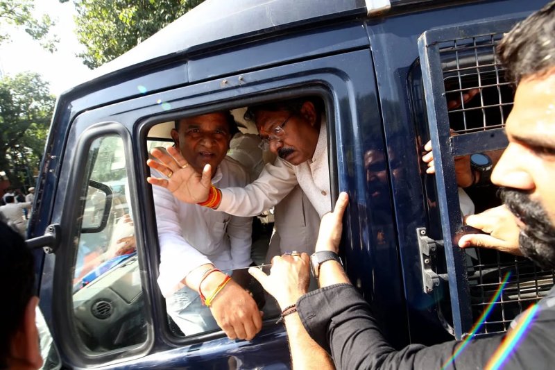 खरगे की टिप्पणी के विरोध में दिल्ली में भाजपा का प्रदर्शन, हर्ष मल्होत्रा हिरासत में