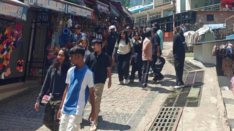 नवरात्र से पहले मैक्लोडगंज में बढ़ी पर्यटकों की चहल-पहल, होटल ऑक्यूपेंसी 60% के पार