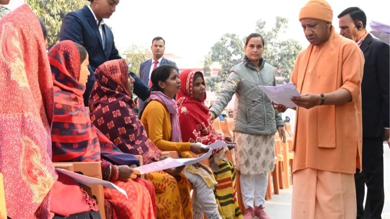 गोरखपुर में जनता दर्शन में पहुंचे 200 फरियादी, CM योगी ने अधिकारियों को दिए त्वरित समाधान के निर्देश