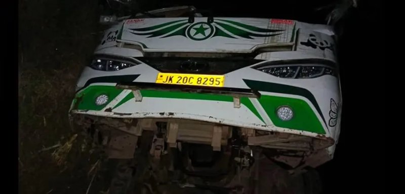 राजोरी में भीषण सड़क हादसा, वाहन खाई में गिरा; दो की मौत, 21 घायल