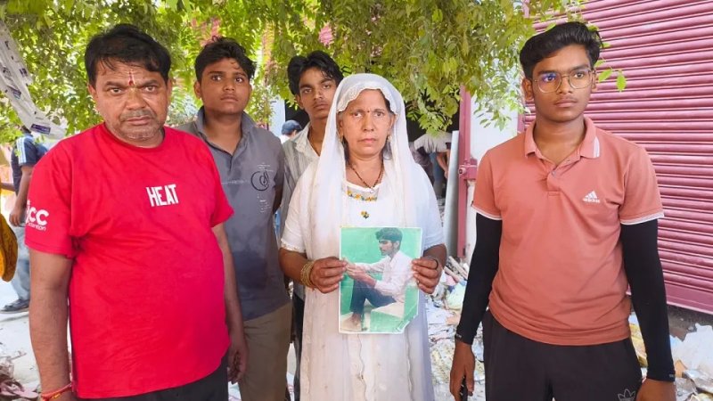 दो साल से लापता बेटे की तलाश में वृंदावन पहुंचे पिता, आश्रम के बाहर हुआ हंगामा