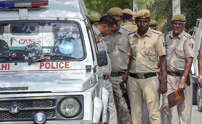 दिल्ली: पेरेंट्स मीटिंग के दौरान तीसरी मंजिल से गिरी छात्रा, हालत नाजुक