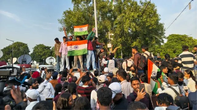 दिल्ली पुलिस ने अभिजीत दीपके और नेहा बोरा को हिरासत में लिया, तिरंगा रैली में जा रहे थे कनॉट प्लेस