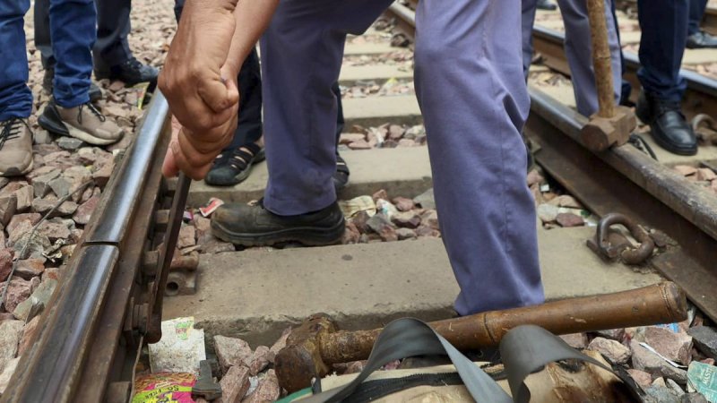 प्रयागराज में रेल ट्रैक पर रखीं गिट्टियां, लोको पायलट की सतर्कता से टला हादसा