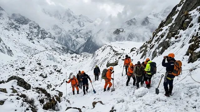 केदारताल ट्रेक पर हिमस्खलन से मची अफरा-तफरी, आठ लोग फंसे; रेस्क्यू अभियान शुरू